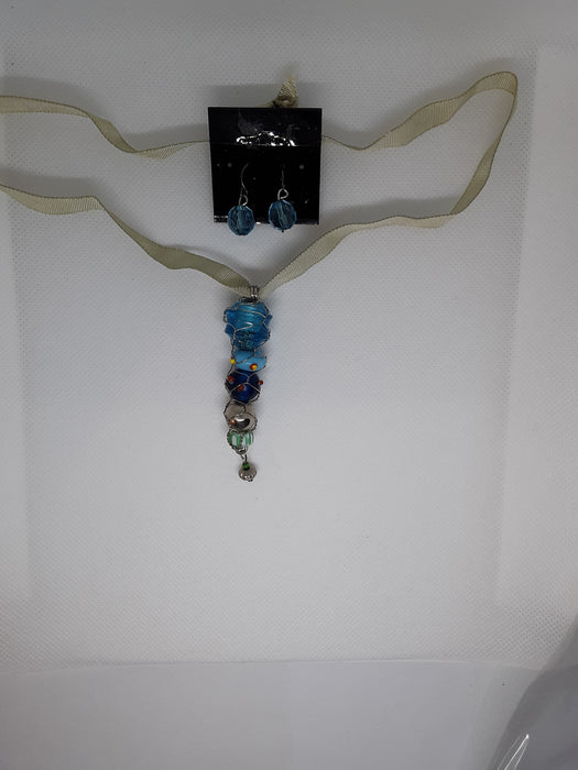 Ribbon necklace with beaded pendant and earrings