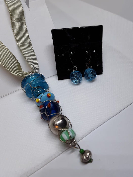 Ribbon necklace with beaded pendant and earrings