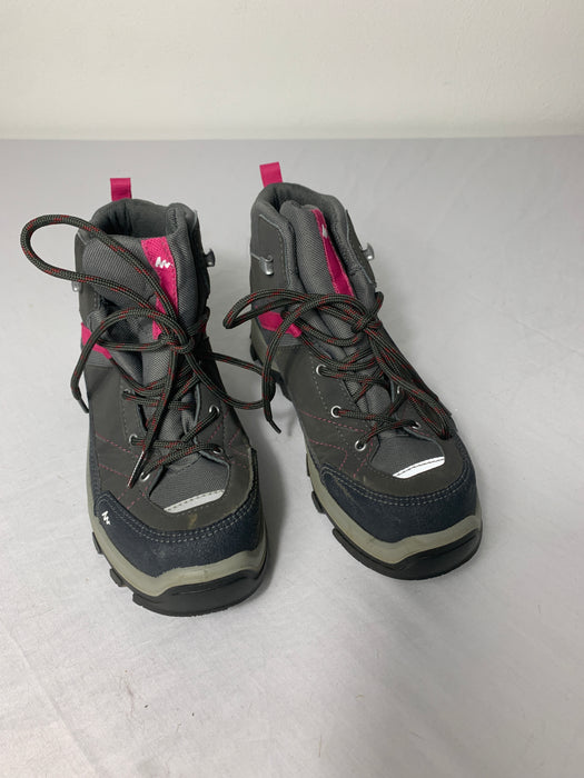 Novadry Quechua Hiking Boots Size 3.5