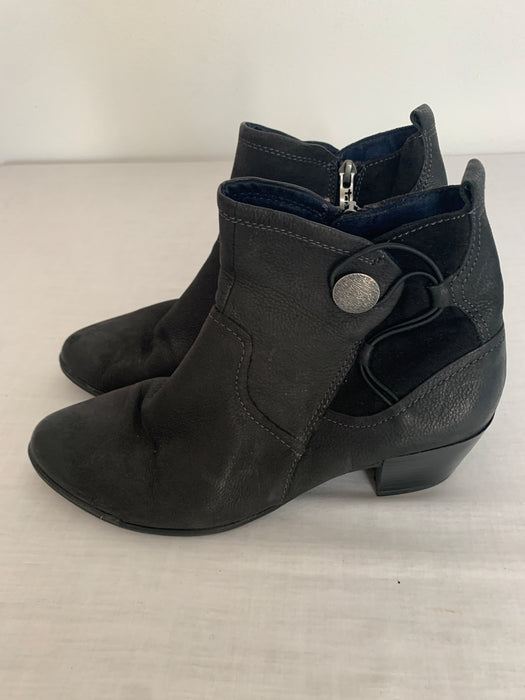 Tomoria Boots Size 9