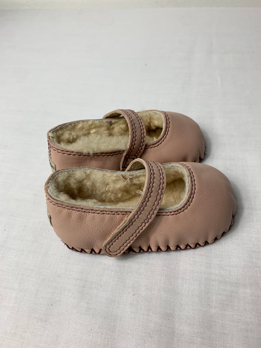 New Ugg Baby Girl Shoes Size 2/3