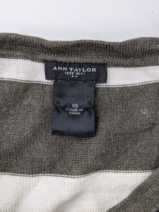 Ann Taylor Women's 3/4 sleeve shirt w/ button detail Size XS