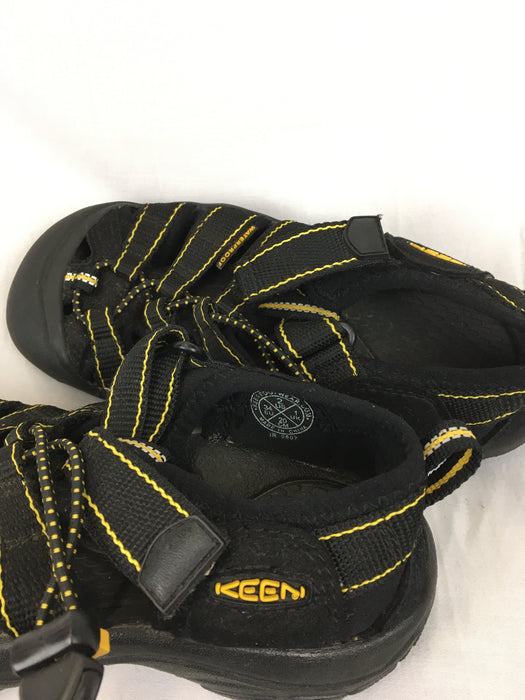 Kids Keen sandals black and yellow Us size 2